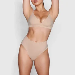 FITS EVERYBODY CROSSOVER BRALETTE |-Skims Hot