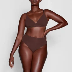 FITS EVERYBODY CROSSOVER BRALETTE |-Skims Hot