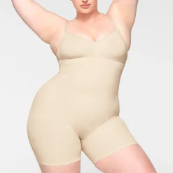 SEAMLESS SCULPT MID THIGH SHORT |-Skims Hot