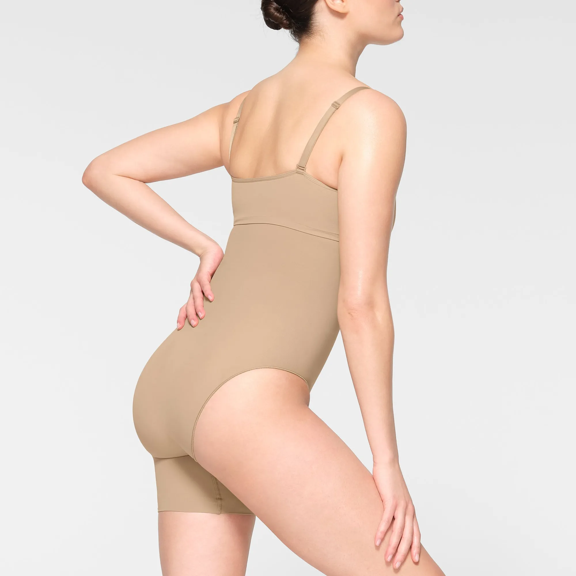 SEAMLESS SCULPT SOLUTION SHORT RIGHT LEG EXPOSED |-Skims Fashion