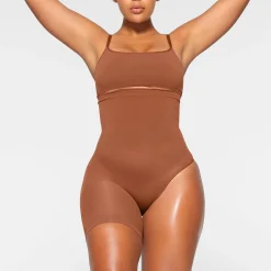 SEAMLESS SCULPT SOLUTION SHORT LEFT LEG EXPOSED |-Skims Hot