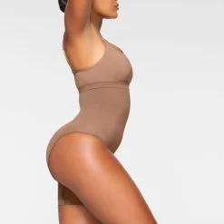 SEAMLESS SCULPT SOLUTION SHORT RIGHT LEG EXPOSED |-Skims Hot