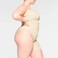 SEAMLESS SCULPT SOLUTION SHORT RIGHT LEG EXPOSED |-Skims Fashion