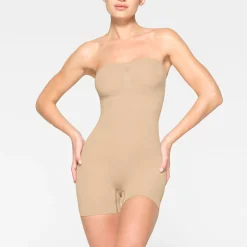 SEAMLESS SCULPT STRAPLESS SHORTIE BODYSUIT |-Skims Hot