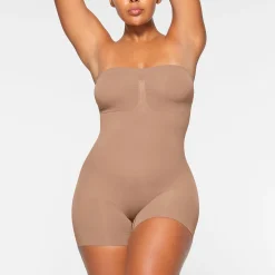 SEAMLESS SCULPT STRAPLESS SHORTIE BODYSUIT |-Skims Hot