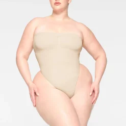 SEAMLESS SCULPT STRAPLESS THONG BODYSUIT |-Skims Fashion