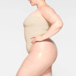 SEAMLESS SCULPT STRAPLESS THONG BODYSUIT |-Skims Fashion