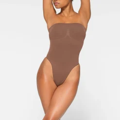 SEAMLESS SCULPT STRAPLESS THONG BODYSUIT |-Skims Fashion