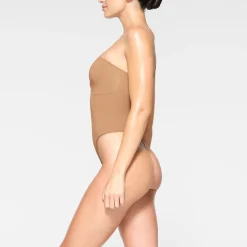 SEAMLESS SCULPT STRAPLESS THONG BODYSUIT |-Skims Sale