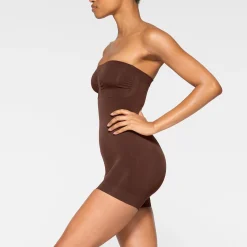 SEAMLESS SCULPT STRAPLESS SHORTIE BODYSUIT |-Skims Fashion