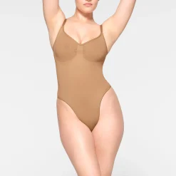 SEAMLESS SCULPT THONG BODYSUIT |-Skims Hot