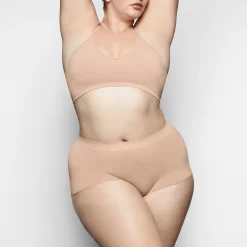 SOFT SMOOTHING SEAMLESS BOY SHORT |-Skims Hot